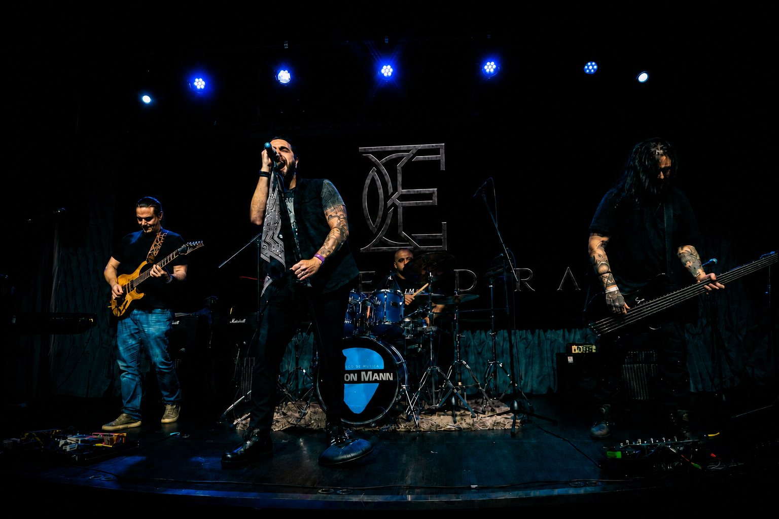 Exedra ao vivo — a banda completa no palco